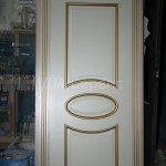 Окрашенная дверь с наличником в греческом стиле и золотым прокрасом