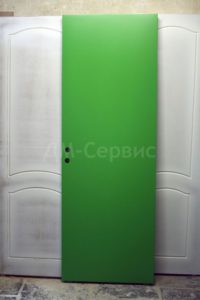 зеленая крашенная дверь