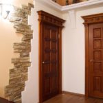 деревянные двери с капителью