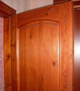 массивная деревянная дверь
