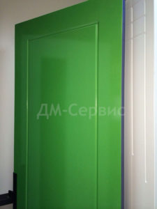 глухая дверь окрашенная в зеленый цвет