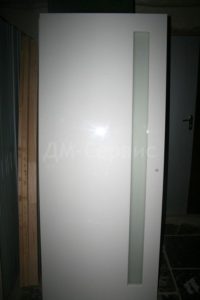 Белая крашенная дверь со стеклом