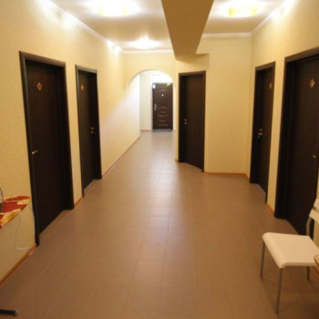 Уютная гостиница с дверьми в коридоре