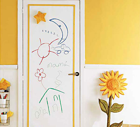 Детские рисунки на двери
