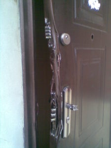 демонтаж входной двери с помощью лома