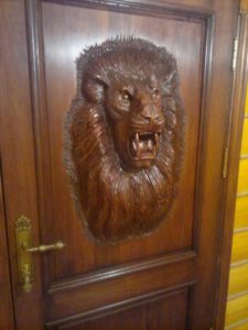 двери со львом