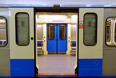 Дверь вагона в метро