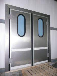 специализированные двери для производственного помещения со стеклянными вставками