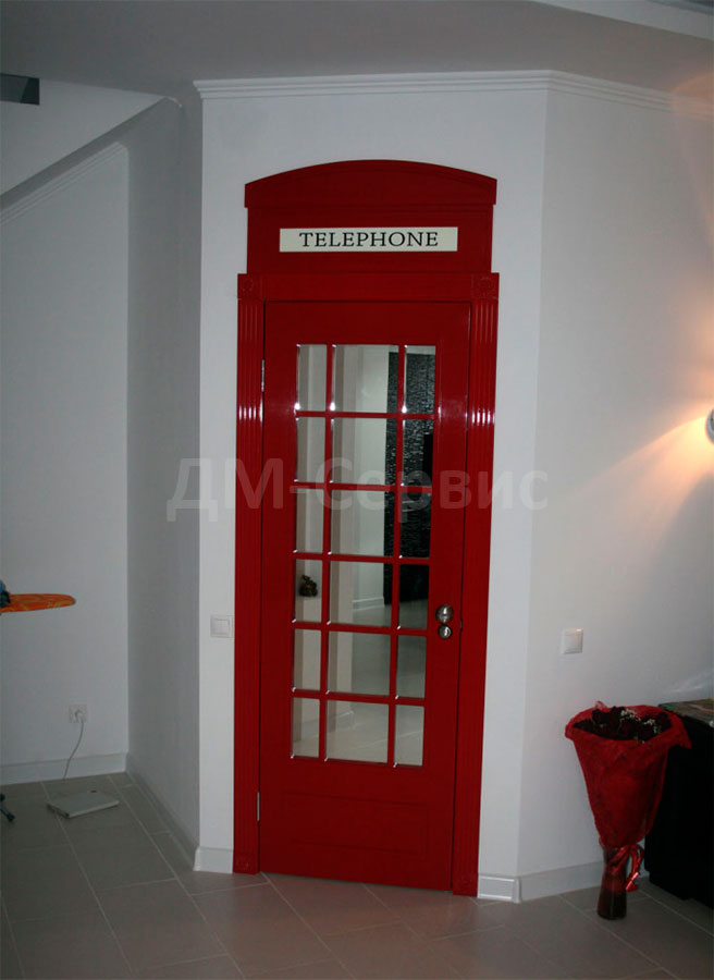 Крашенная дверь «Телефонная будка» в английском стиле