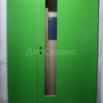 Зеленая двустворчатая дверь