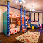 Общий вид детской комнаты с дверью