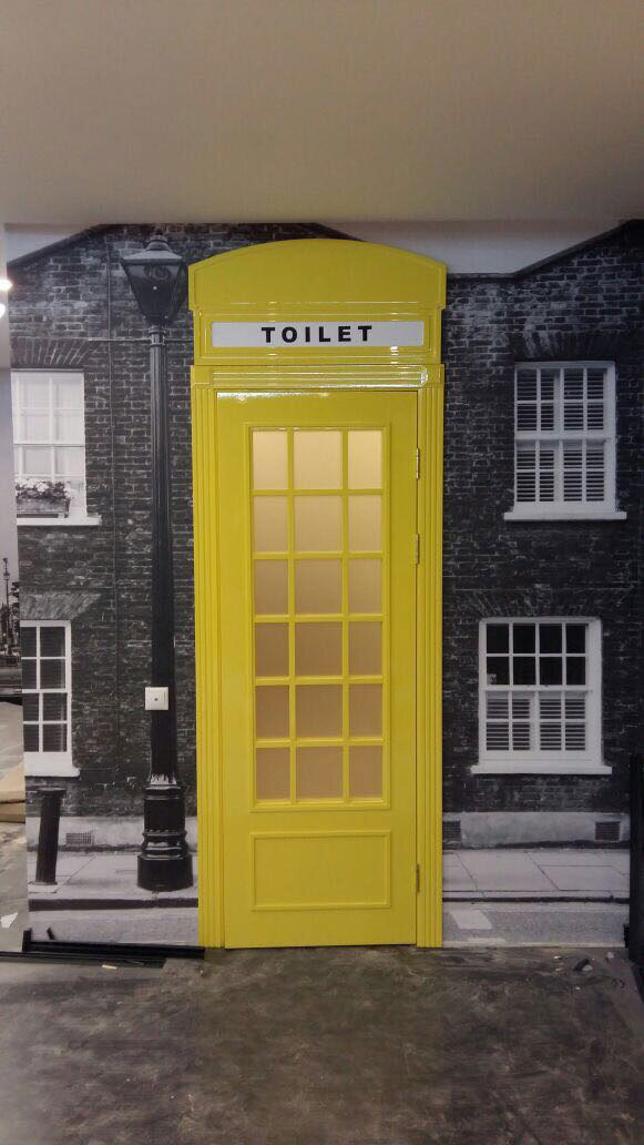 Крашенная дверь «Телефонная будка» в английском стиле