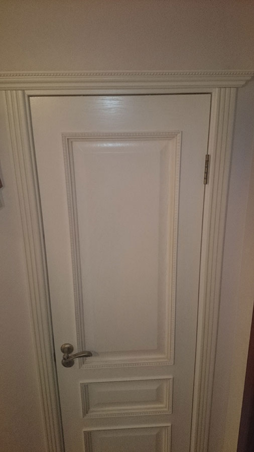Белая дверь с капителью