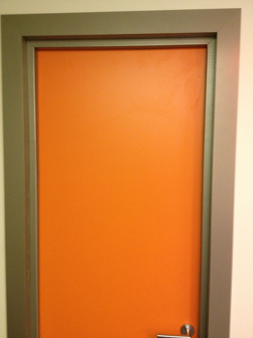 Межкомнатная пластиковая дверь в оранжевом цвете