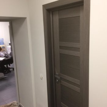 Монтаж двери экошпон в офисе