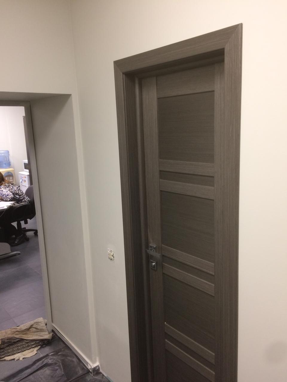 Монтаж двери экошпон в офисе