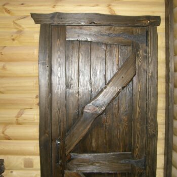 Старая дверь из дуба