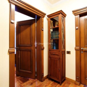 Классические дубовые двери и арки в доме