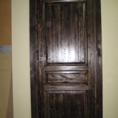 Дубовая межкомнатная дверь в старинном стиле