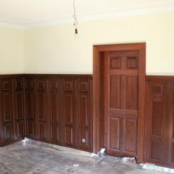 Дубовые деревянные панели, двери, барная стойка