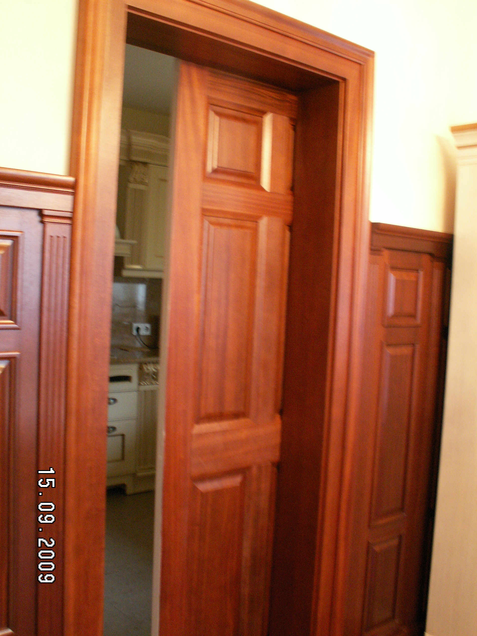 Дубовые деревянные панели, двери, барная стойка